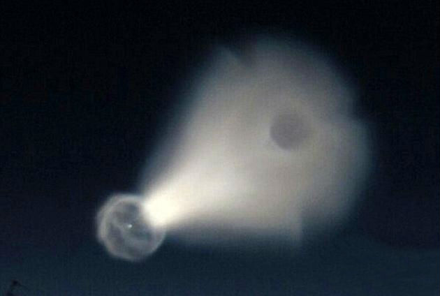 媒体报道俄罗斯UFO，其可能是巨型UFO通过虫洞来到地球