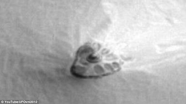 网友发现火星上的神秘图腾酷似被掩盖的飞碟形状的UFO！
