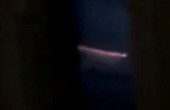 跟着飞机的UFO？乘客醒来在窗外拍到神秘火光