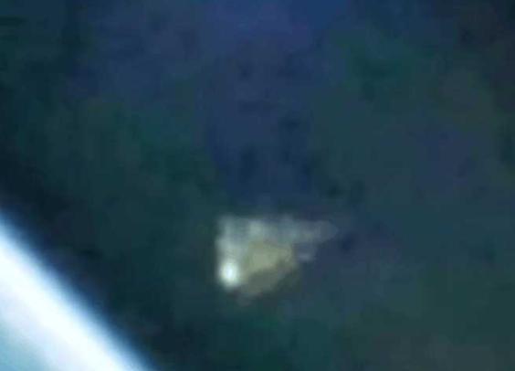 美曾在太空站拍到巨型UFO，接近地球后有许多小UFO飞入其中