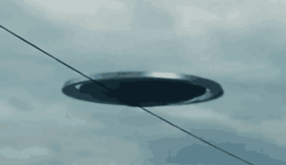 乘坐UFO飞船的外星人是小矮人？男子空中拍下离奇一幕
