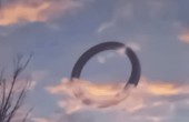 神秘不明飞行物出现在天空，疑似UFO在发射信息，看后超出认知