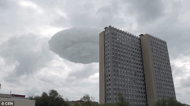 俄罗斯上空惊现“飞碟云” 外形与运动轨迹酷似UFO