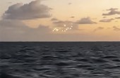 又一起目击事件！美国男子拍到14个神秘的“UFO”漂浮在海洋中央
