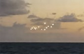 又一起目击事件！美国男子拍到14个神秘的“UFO”漂浮在海洋中央