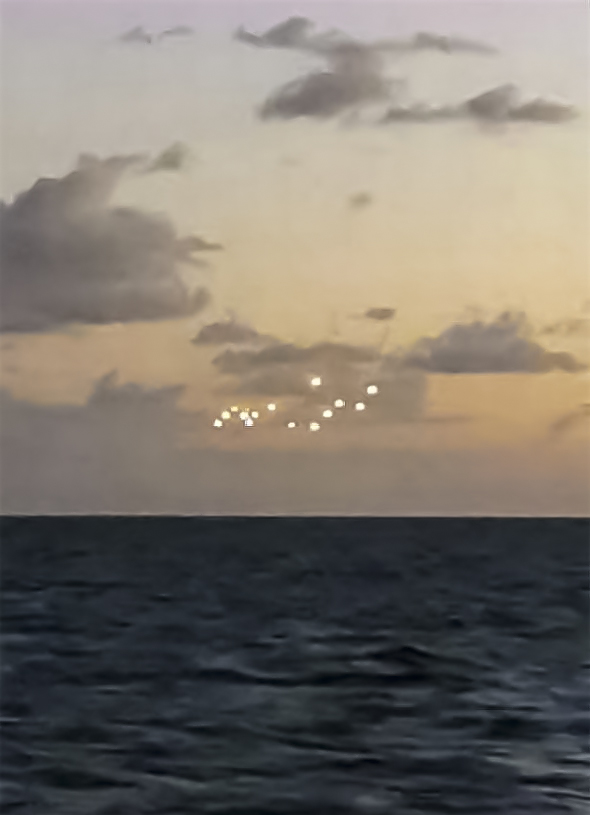 又一起目击事件！美国男子拍到14个神秘的“UFO”漂浮在海洋中央