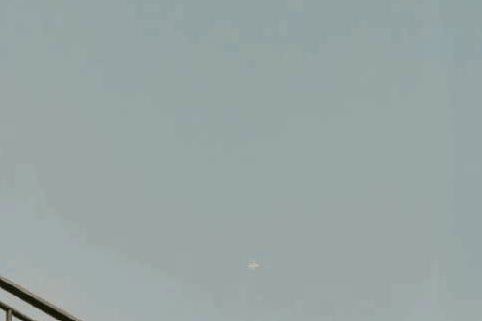 青岛天空惊现不明飞行物，疑似UFO！被不少市民亲眼看到