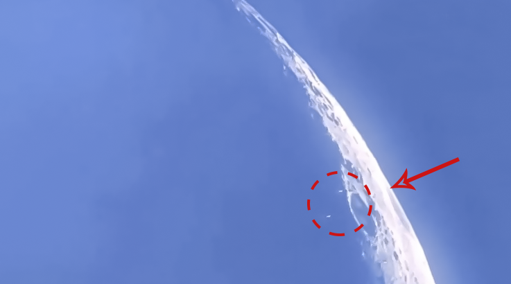 月球惊现“UFO”，加拿大网友拍摄到月球三个类似飞碟的不明飞行物略过月球表面，还留下了影子！难道外星人真的在月球?