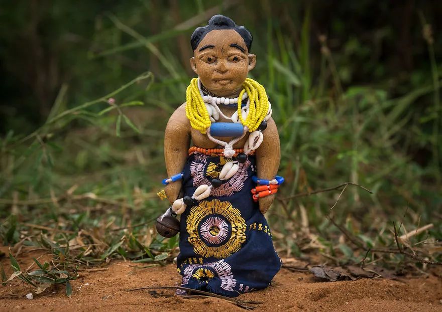 非洲木偶代替双胞胎的灵异事件。