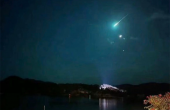 成都夜空再现UFO？长尾巴的绿光划过天际，瞬间消失。