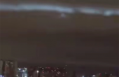 成都夜空再现UFO？长尾巴的绿光划过天际，瞬间消失。