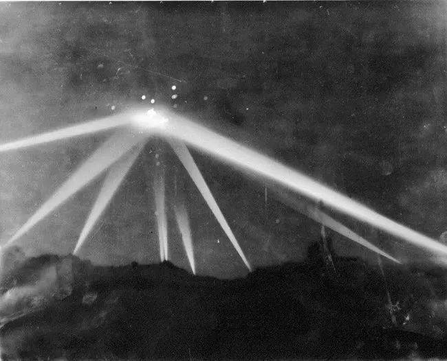 揭秘1942年洛杉矶之战真相：人类首次炮击UFO？ 